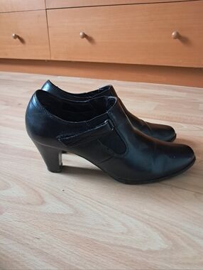 White Mountain Heeled Booties Pumps Women's 9 Kennar Faux Leather Slip On Formal